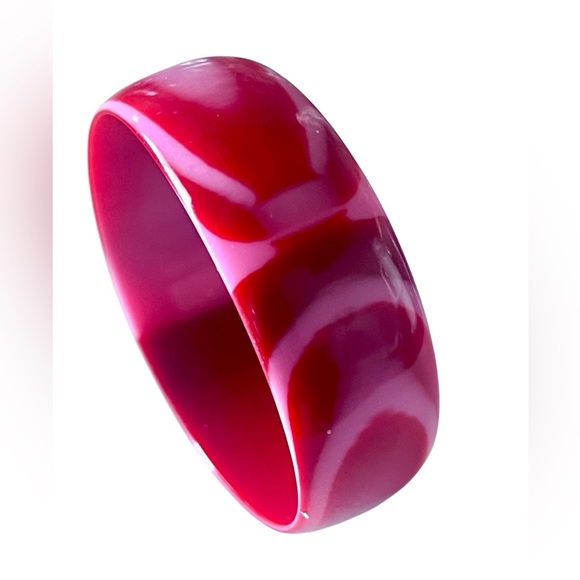 Vintage Lucite Bangle Bracelet 1” Wide Chunky Pink Red Swirl 60s Mod 2-3/4” Diam - Picture 1 of 4